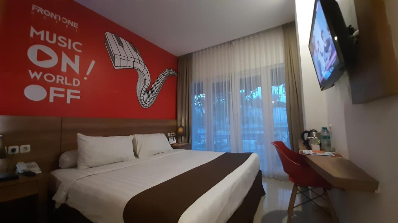 Front One Hotel Pamekasan Madura Ngoại thất bức ảnh