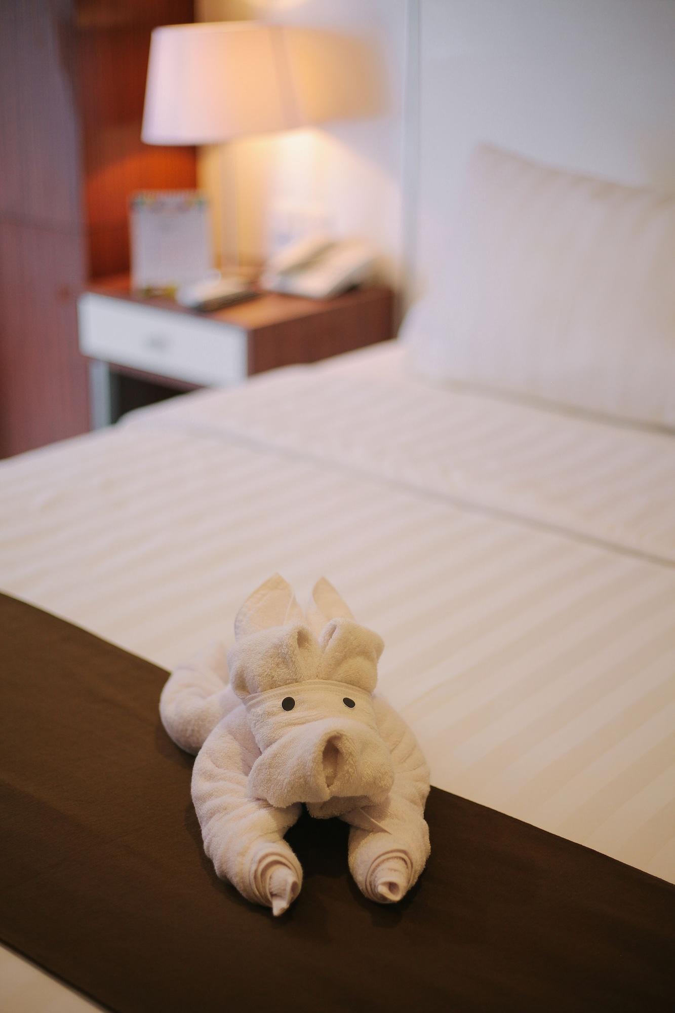 Front One Hotel Pamekasan Madura Ngoại thất bức ảnh