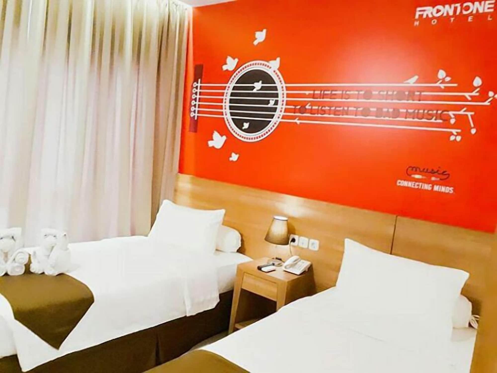 Front One Hotel Pamekasan Madura Ngoại thất bức ảnh