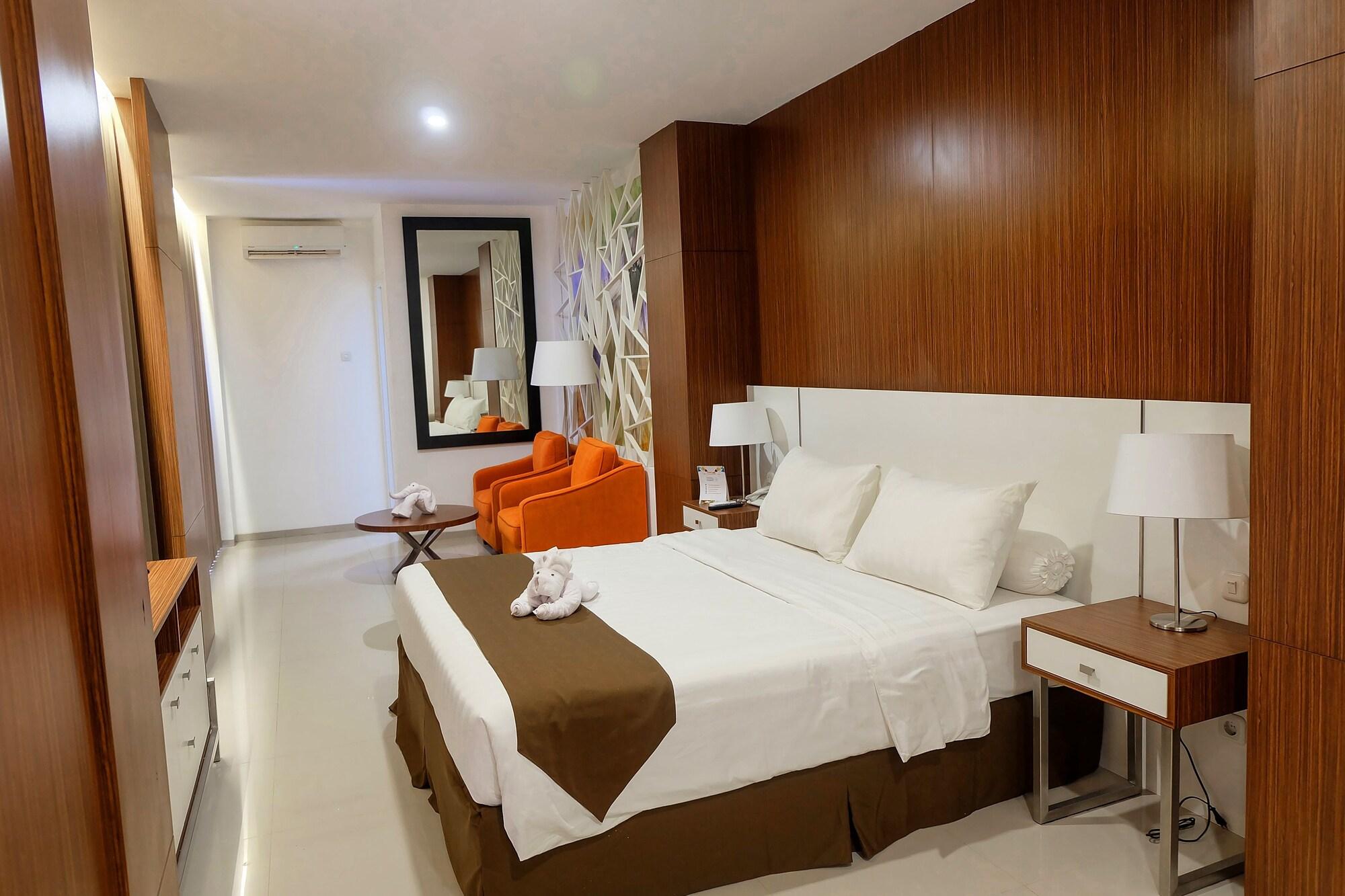 Front One Hotel Pamekasan Madura Ngoại thất bức ảnh