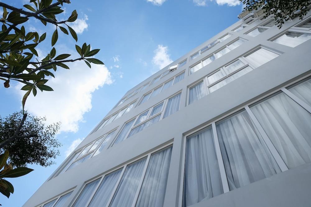 Front One Hotel Pamekasan Madura Ngoại thất bức ảnh