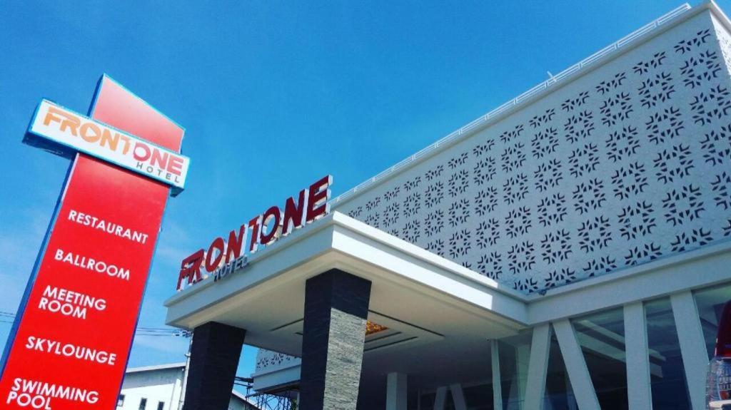 Front One Hotel Pamekasan Madura Ngoại thất bức ảnh