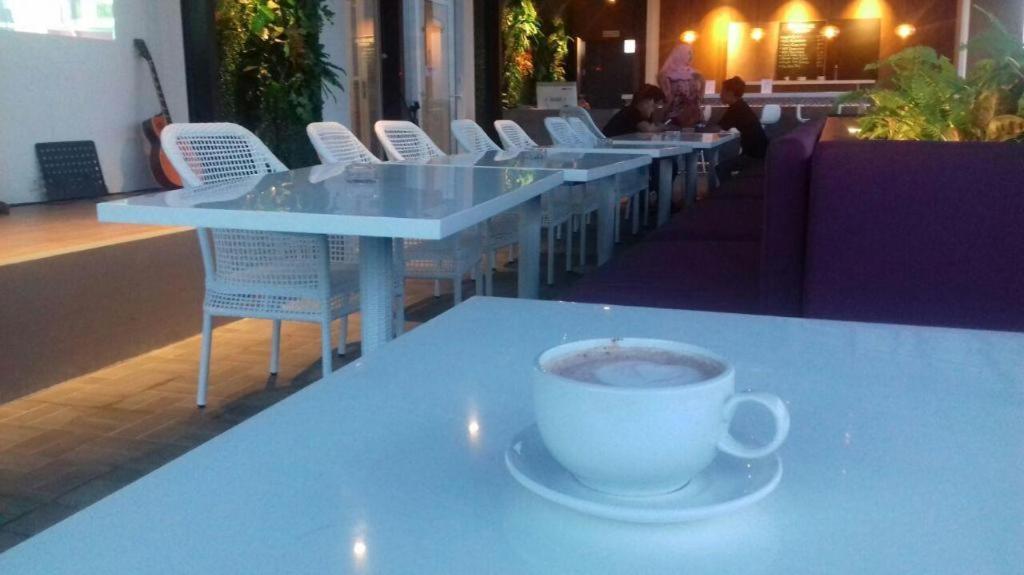 Front One Hotel Pamekasan Madura Ngoại thất bức ảnh
