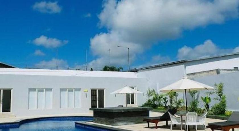 Front One Hotel Pamekasan Madura Ngoại thất bức ảnh