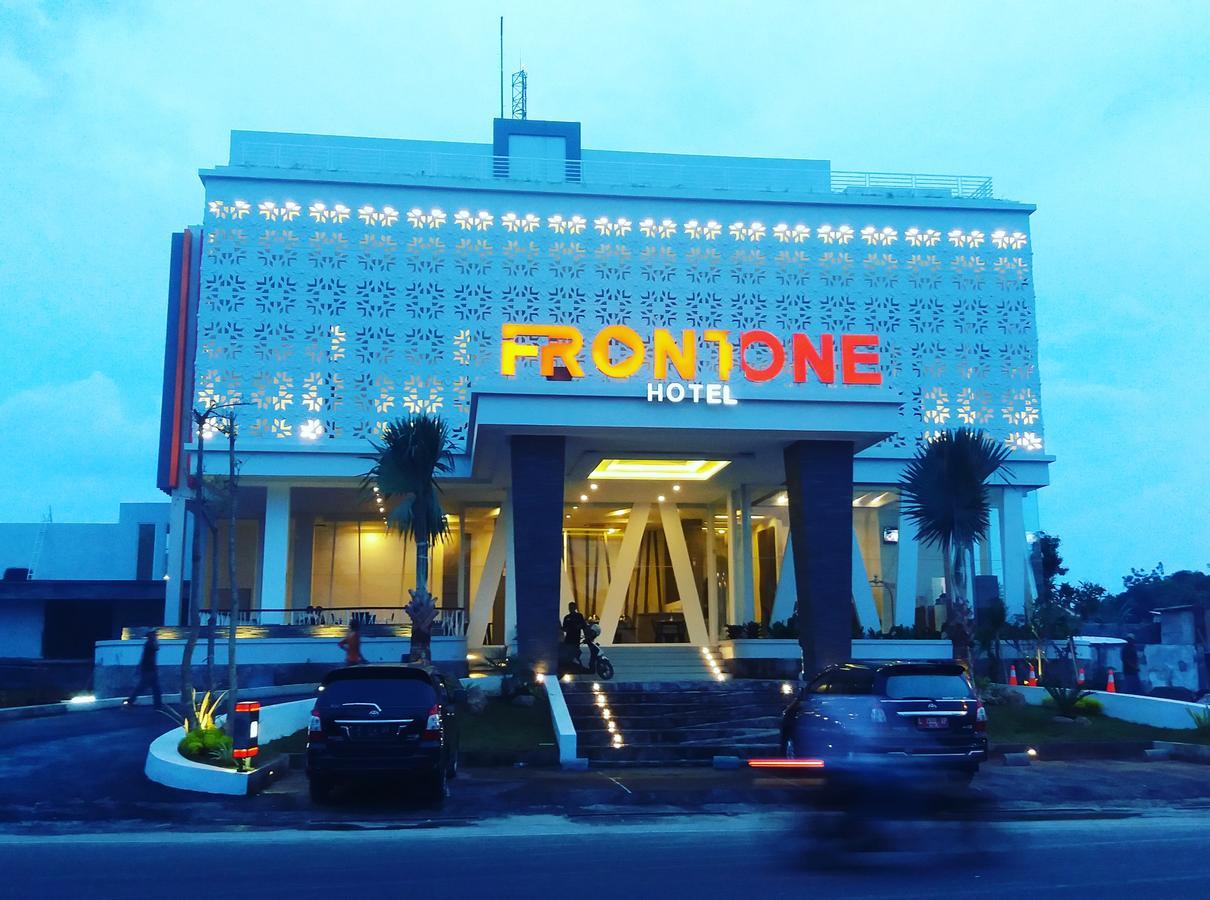 Front One Hotel Pamekasan Madura Ngoại thất bức ảnh