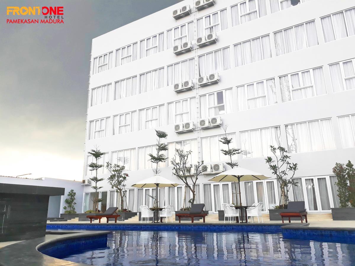 Front One Hotel Pamekasan Madura Ngoại thất bức ảnh
