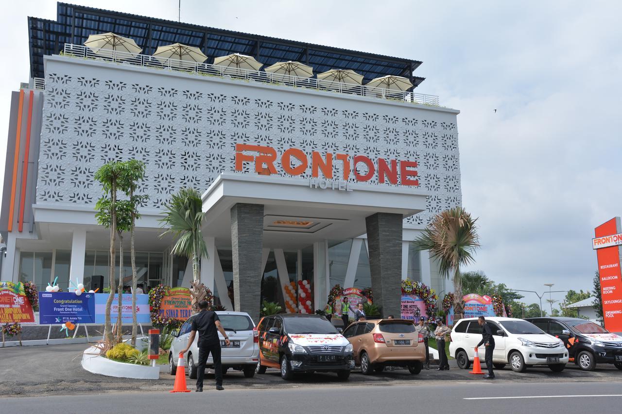 Front One Hotel Pamekasan Madura Ngoại thất bức ảnh
