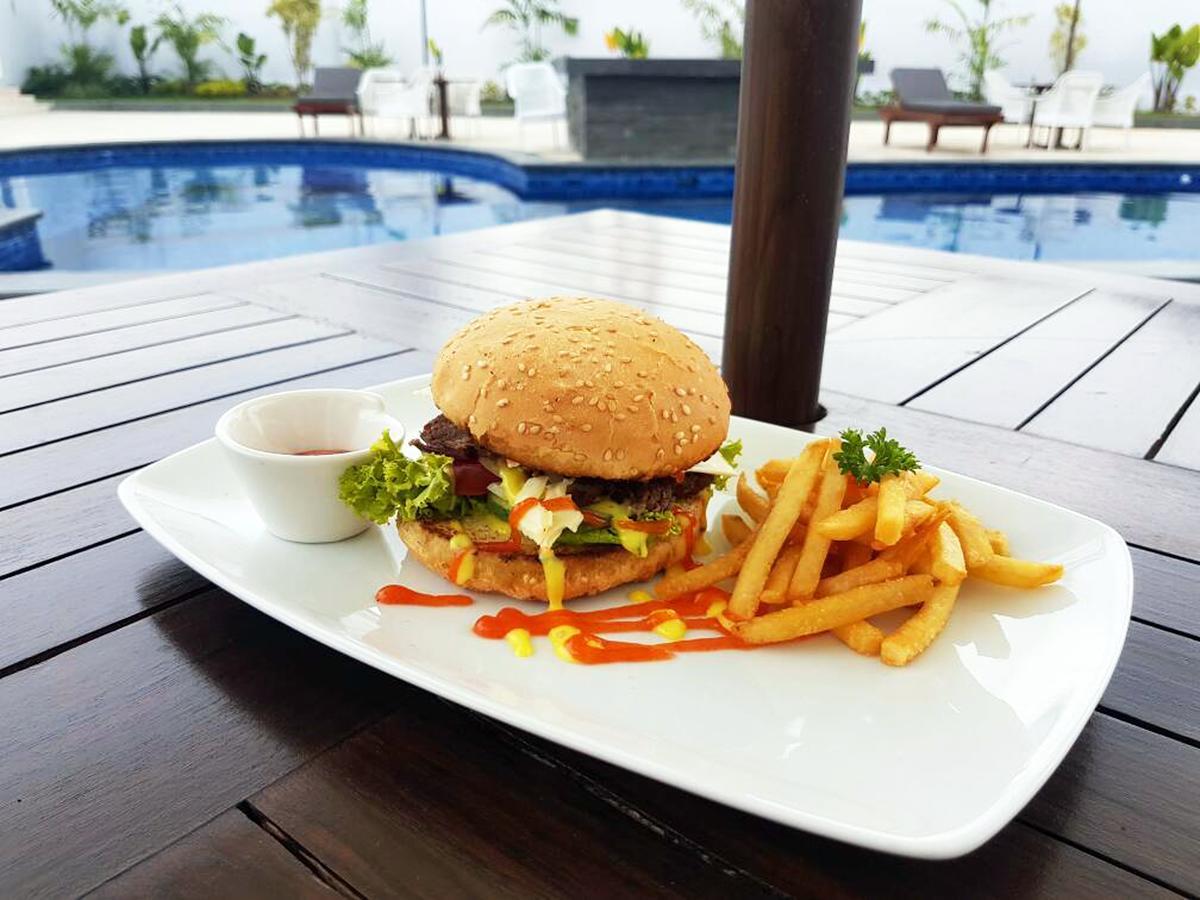 Front One Hotel Pamekasan Madura Ngoại thất bức ảnh