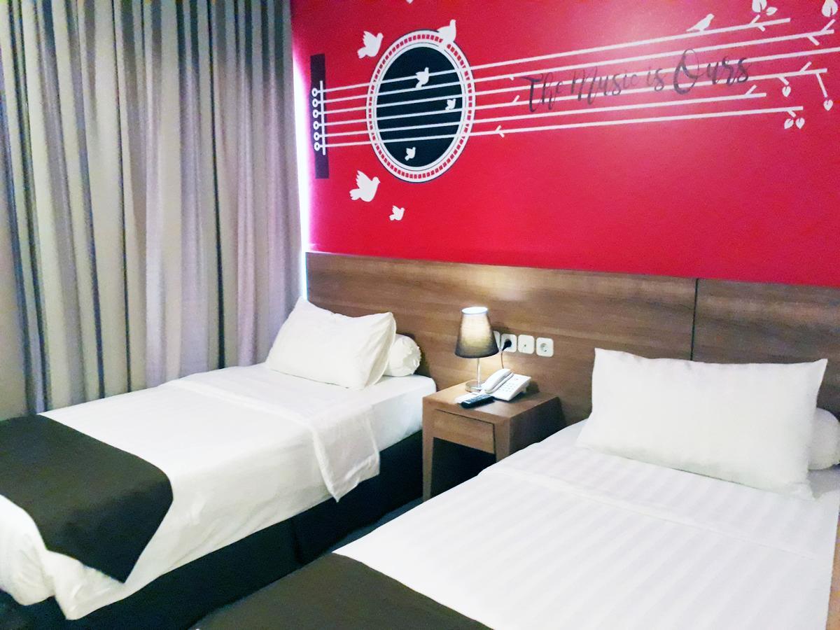Front One Hotel Pamekasan Madura Ngoại thất bức ảnh