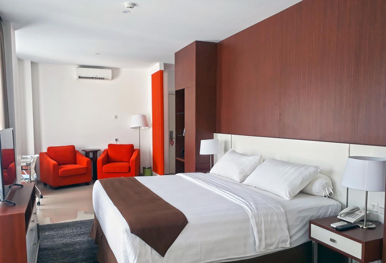 Front One Hotel Pamekasan Madura Ngoại thất bức ảnh