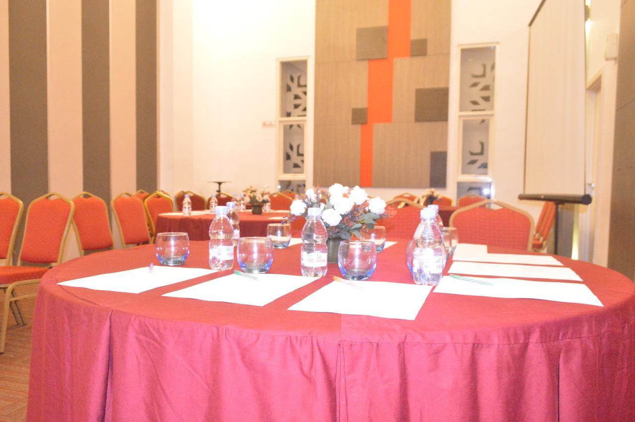 Front One Hotel Pamekasan Madura Ngoại thất bức ảnh