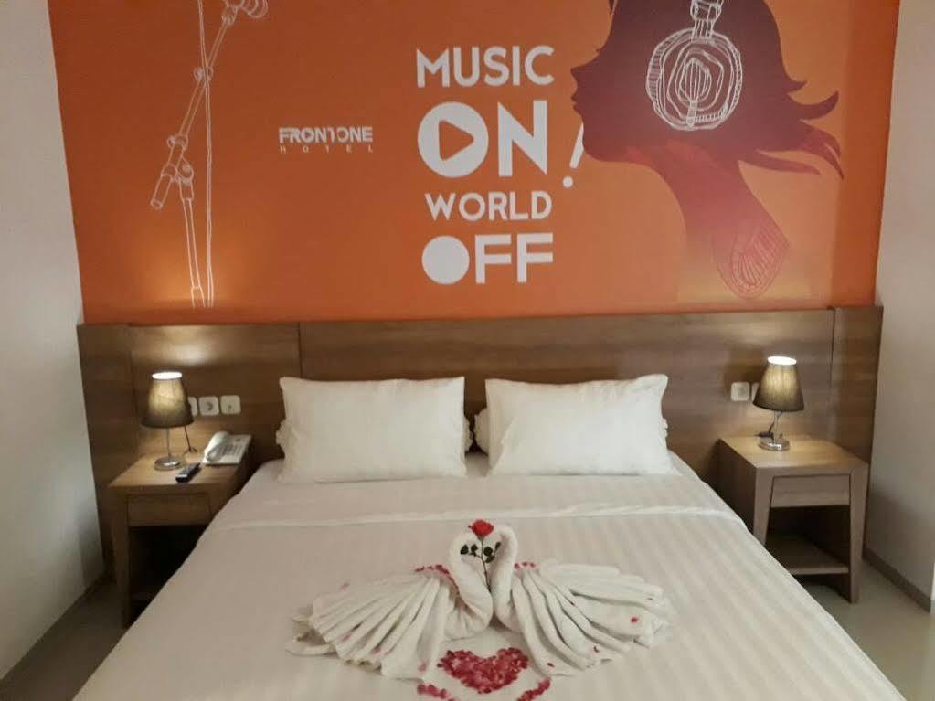 Front One Hotel Pamekasan Madura Ngoại thất bức ảnh