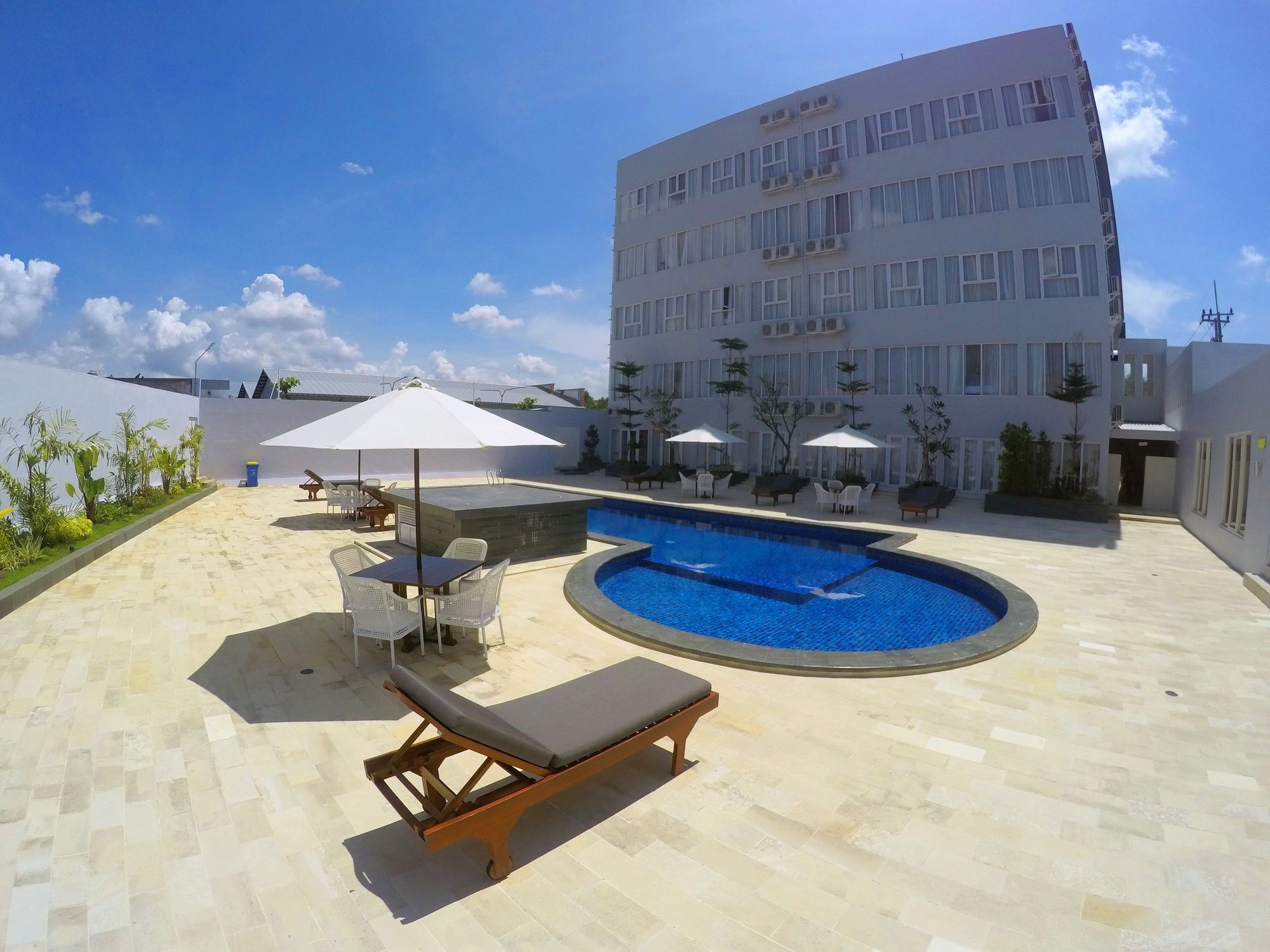 Front One Hotel Pamekasan Madura Ngoại thất bức ảnh