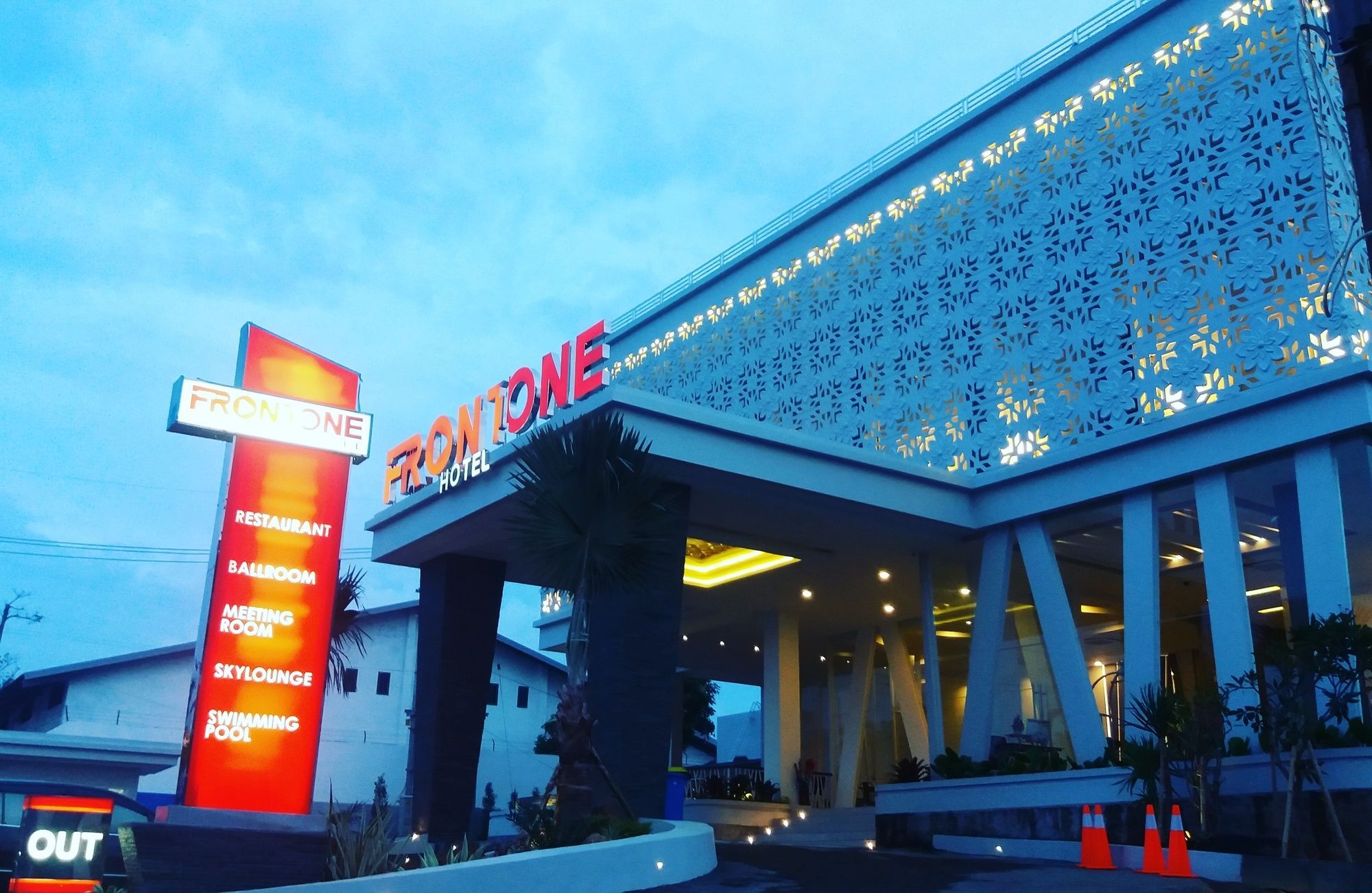 Front One Hotel Pamekasan Madura Ngoại thất bức ảnh